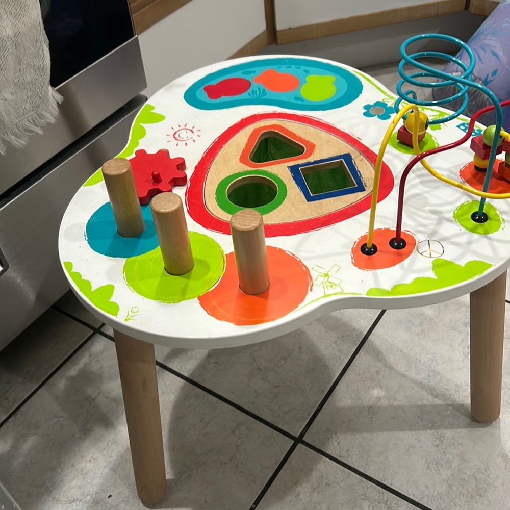 Kid sensory table USED but in good condition